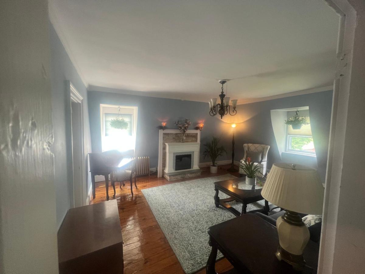 Private Victorian Apartment In Convenient City Location On 5 Acre, Sleeps 5 Poughkeepsie Esterno foto